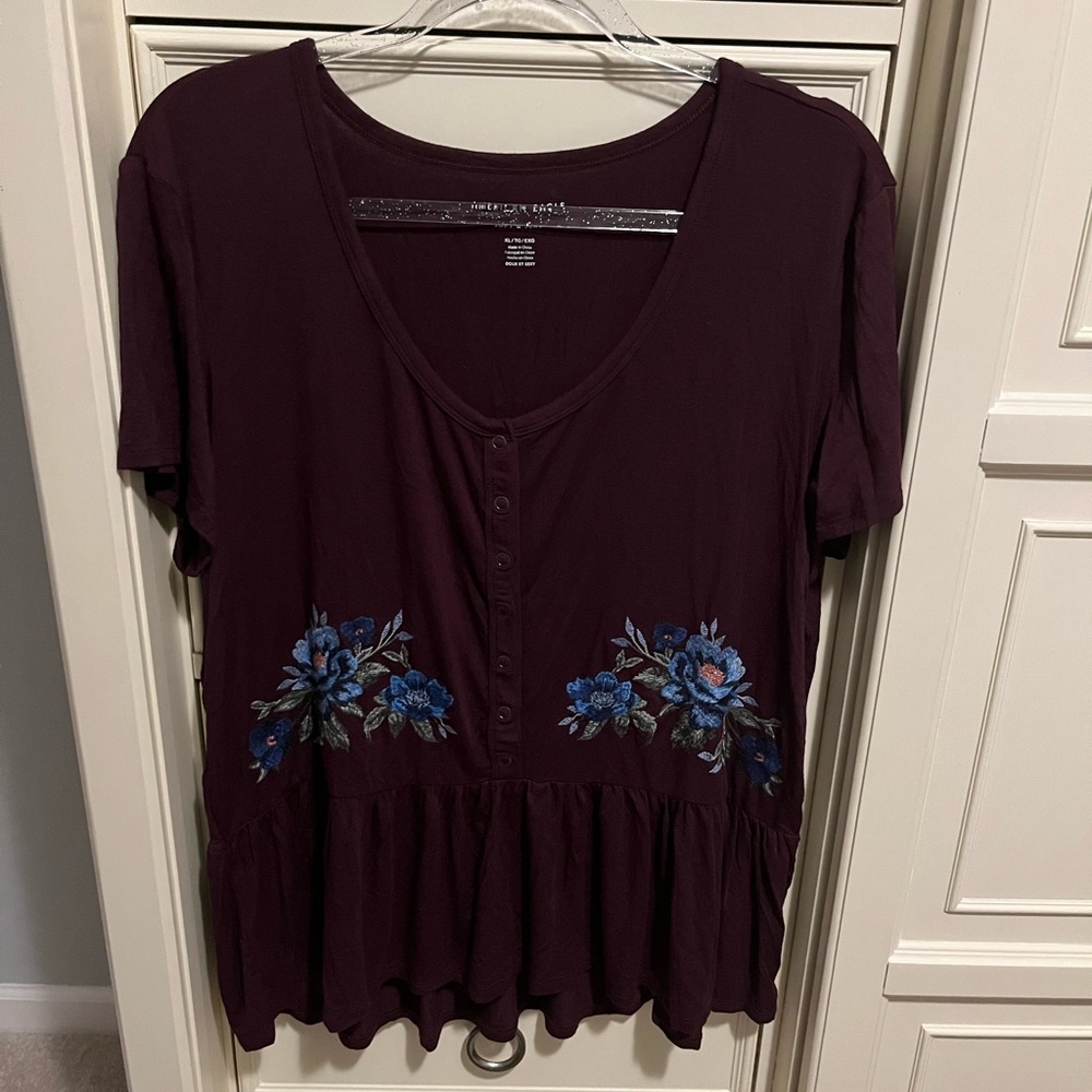 American Eagle plum colored top with floral design, NWOT, size XL
